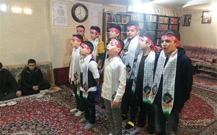 اجرای سرود دانش‌آموزان قمی در منزل شهید موسوی ناجی