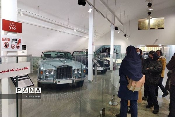 اردوی دانش‌آموزان دبیرستان دخترانه  سما رودهن در کاخ موزه سعدآباد