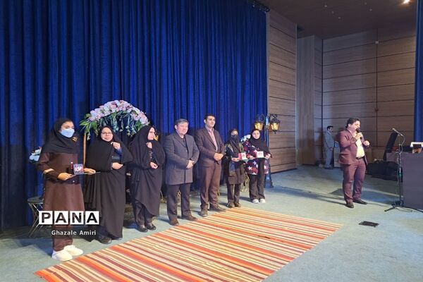 مراسم تجلیل از دانش‌آموزان برتر فرهنگی و هنری در ناحیه ۴ شیراز