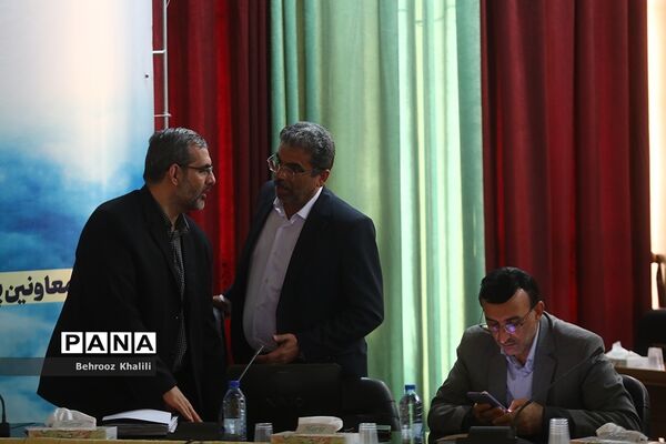 نشست هم‌اندیشی‌ معاونان پرورشی و فرهنگی، روسای ادارات قرآن، عترت و نماز و مدیران سازمان دانش‌آموزی-2