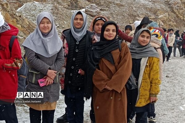 اردوی دانش‌آموزان دختر پاکدشتی و چهاردانگه  در اردوگاه شهید باهنر