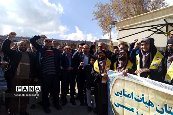 حضور فرهنگیان و دانش‌آموزان عضو سازمان دانش‌آموزی فارس در تجمع اعتراض‌آمیز محکومیت اهانت به قرآن کریم در شیراز