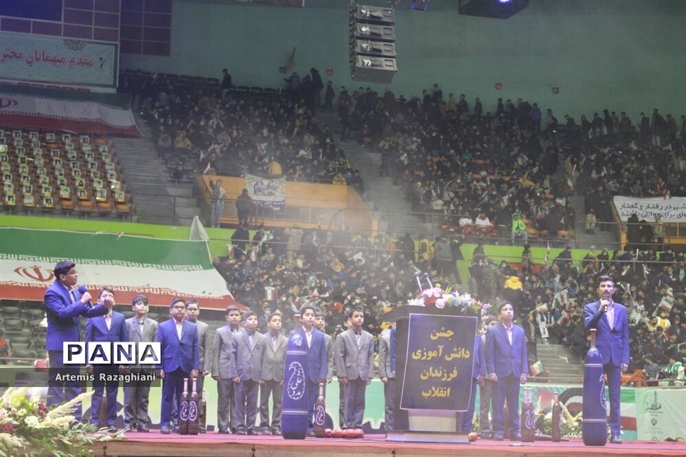 جشن فرزندان انقلاب با هدف شاداب‌سازی میان دانش‌آموزان در ورزشگاه آزادی