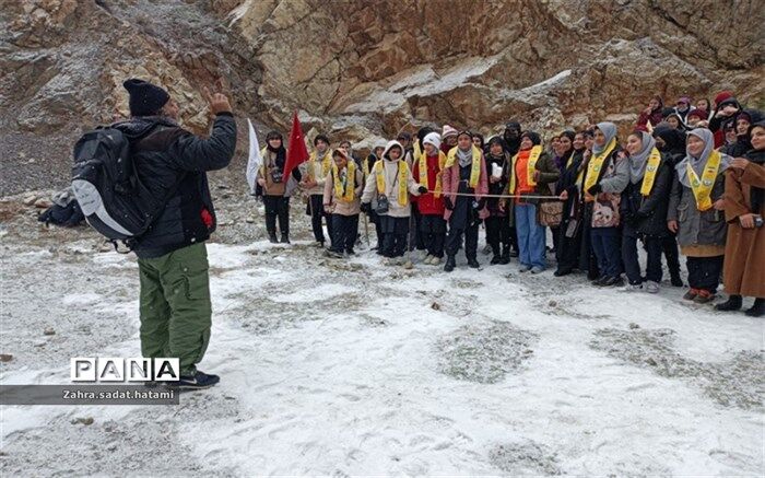 بازدید دانش‌آموزان دختر پاکدشت و چهاردانگه از زمستان اردوگاه شهید باهنر/فیلم