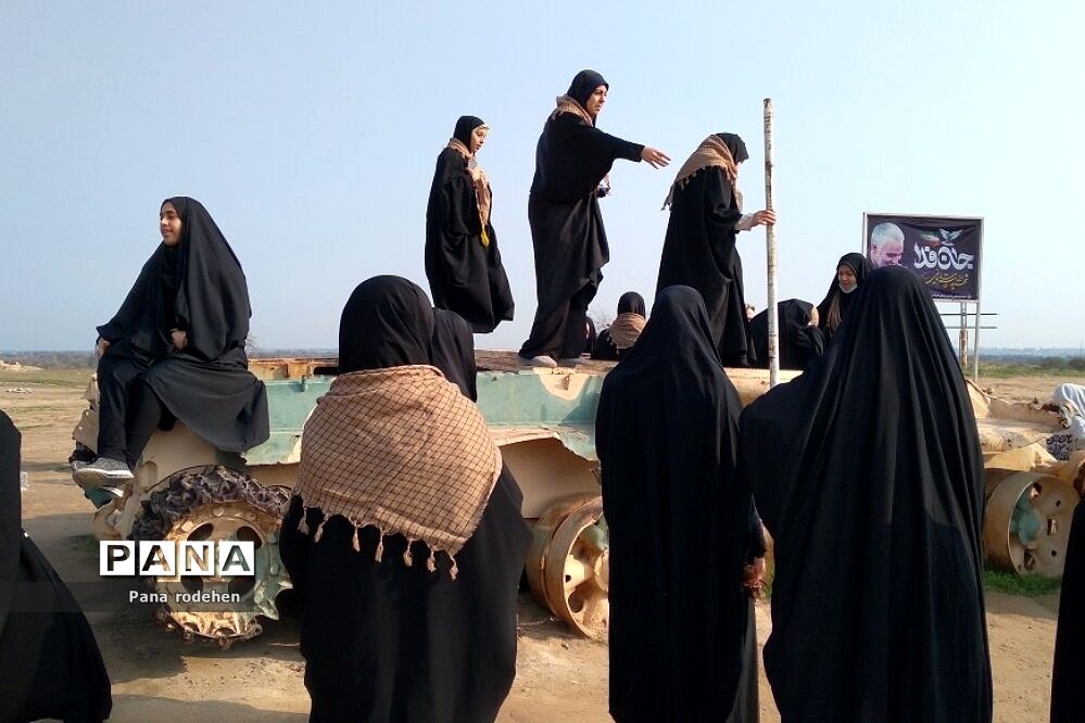 دانش‌آموزان دختر رودهن در اردوی راهیان نور