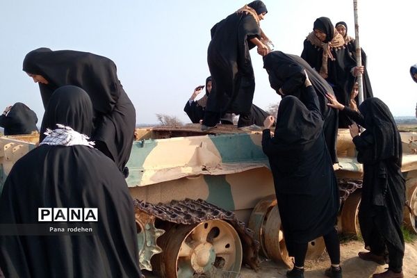 دانش‌آموزان دختر رودهن در اردوی راهیان نور