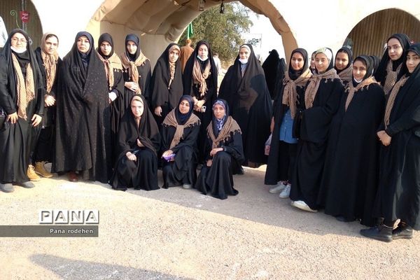 دانش‌آموزان دختر رودهن در اردوی راهیان نور