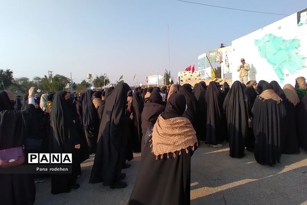 دانش‌آموزان دختر رودهن در اردوی راهیان نور