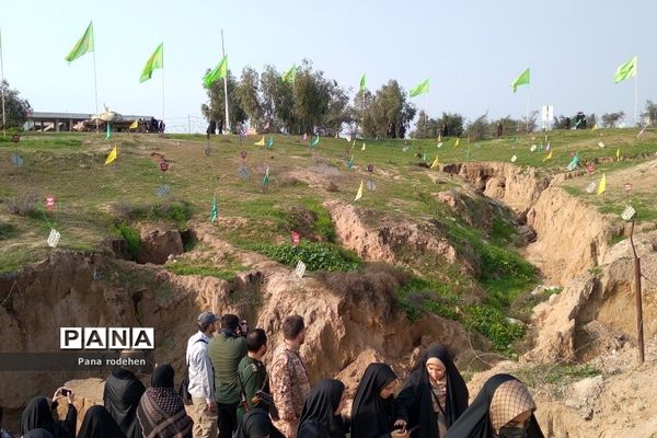 دانش‌آموزان دختر رودهن در اردوی راهیان نور