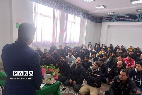 جلسه آموزش خانواده ویژه پدران در دبستان صحیفه نور فشافویه