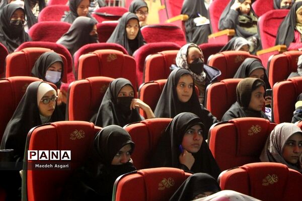کارگاه توجیهی نمایشگاه انقلاب ویژه دختران دانش‌آموز در قم