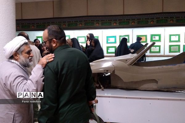 بازدید دانش‌آموزان  رودهن در اردوی راهیان نور از هویزه و یادمان شهید چمران