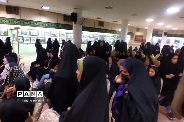 بازدید دانش‌آموزان  رودهن در اردوی راهیان نور از هویزه و یادمان شهید چمران