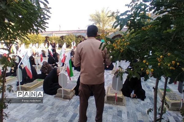 بازدید دانش‌آموزان  رودهن در اردوی راهیان نور از هویزه و یادمان شهید چمران