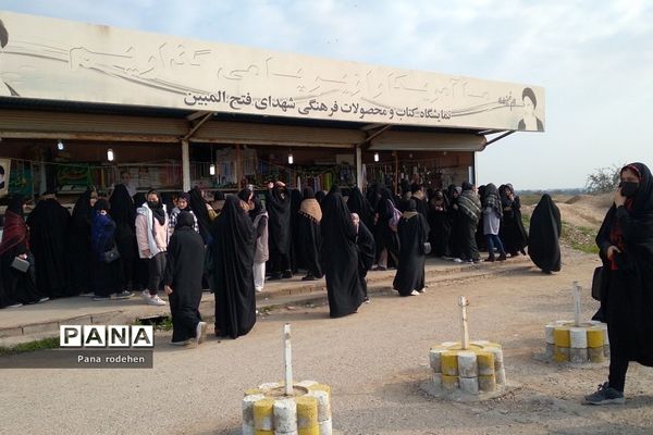 بازدید دانش‌آموزان  رودهن در اردوی راهیان نور از هویزه و یادمان شهید چمران