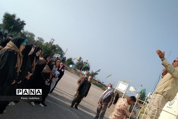 بازدید دانش‌آموزان  رودهن در اردوی راهیان نور از هویزه و یادمان شهید چمران