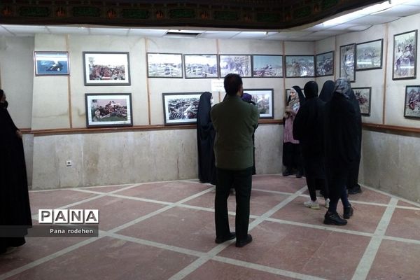 بازدید دانش‌آموزان  رودهن در اردوی راهیان نور از هویزه و یادمان شهید چمران