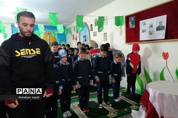برگزاری نماز جماعت در مدرسه شهدای کریتون ۲ رودهن