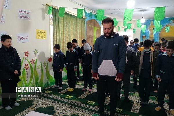 برگزاری نماز جماعت در مدرسه شهدای کریتون ۲ رودهن
