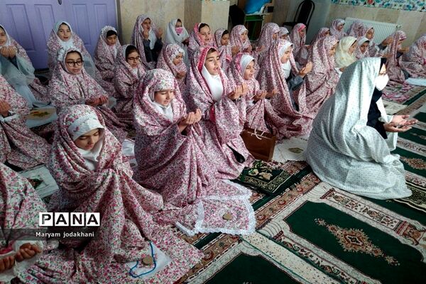 برگزاری اولین نمازجماعت پس از جشن تکلیف در دبستان جانمحمدی ملارد