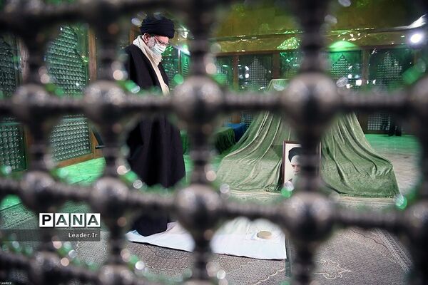 حضور رهبر انقلاب اسلامی در مرقد مطهر امام راحل و گلزار شهدای بهشت زهرا