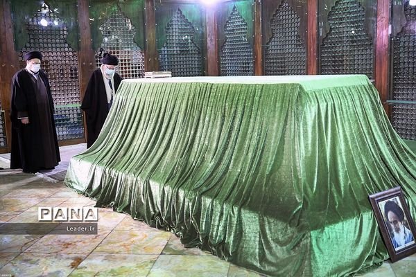 حضور رهبر انقلاب اسلامی در مرقد مطهر امام راحل و گلزار شهدای بهشت زهرا