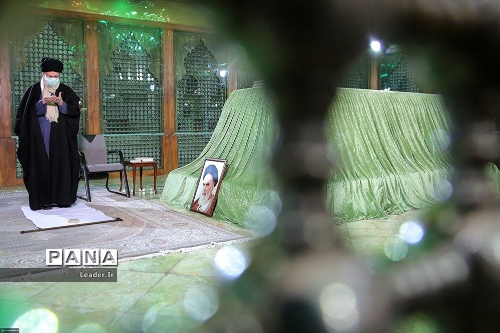 حضور رهبر انقلاب اسلامی در مرقد مطهر امام راحل و گلزار شهدای بهشت زهرا