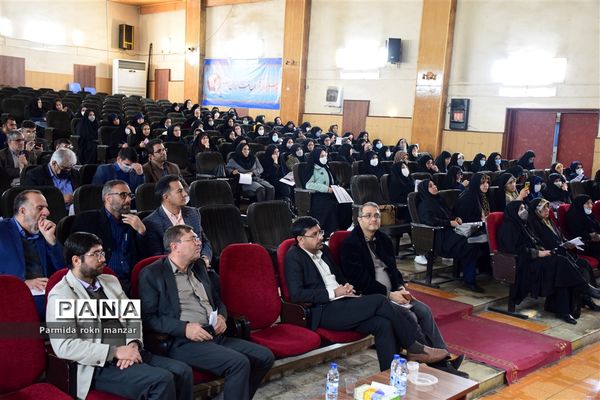 نشست تخصصی مربیان طرح لیگ جت دانش‌آموزی (جهاد تبیین) نواحی چهارگانه شیراز