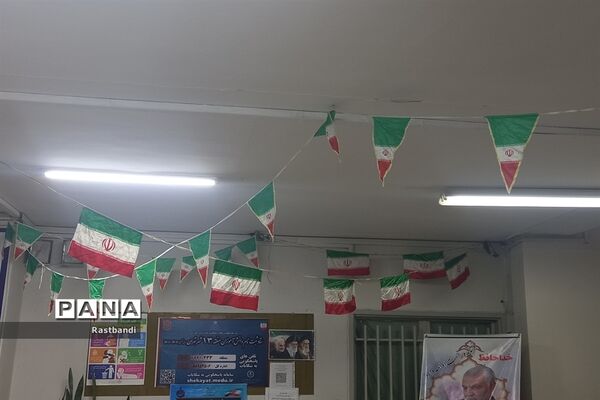 آذین‌بندی دبیرستان فرهنگ به‌مناسبت دهه فجر