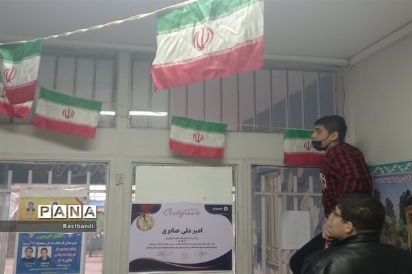 آذین‌بندی دبیرستان فرهنگ به‌مناسبت دهه فجر