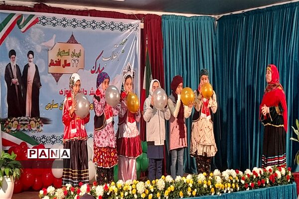 همایش دانش‌آموزی عید انقلاب در ساری