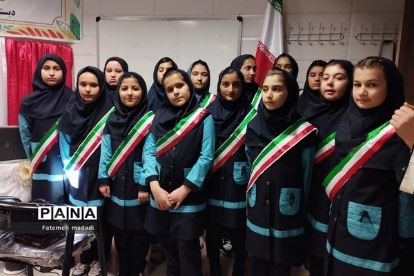 جلسه توانمند سازی اولیا و دانش‌آموزان در دبستان مهرآیین بهارستان دو