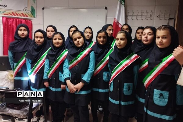 جلسه توانمند سازی اولیا و دانش‌آموزان در دبستان مهرآیین بهارستان دو