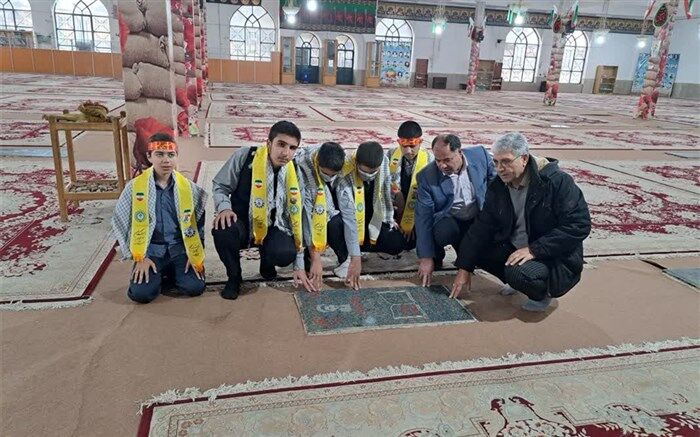 غبارروبی قبور مطهر شهدا توسط دانش‌آموزان عضو سازمان دانش‌آ موزی کهگیلویه و بویراحمد