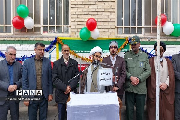 نواختن زنگ انقلاب در دبستان انقلاب محمدیه نائین