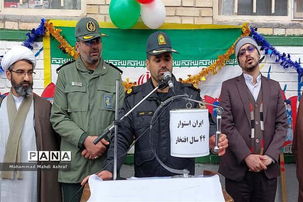 نواختن زنگ انقلاب در دبستان انقلاب محمدیه نائین