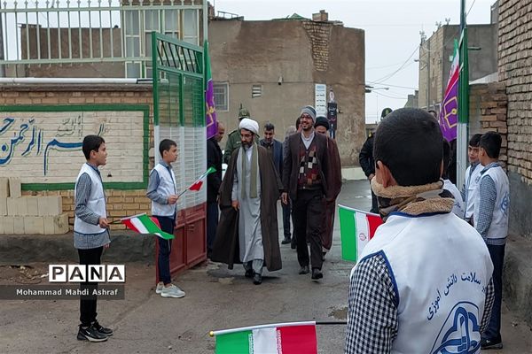 نواختن زنگ انقلاب در دبستان انقلاب محمدیه نائین