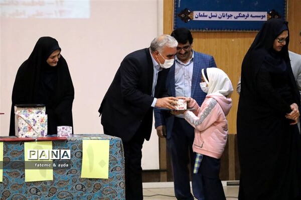 مراسم تقدیر ازدانش‌آموزان برگزیده مسابقات علمی پژوهشی کشوری شهرستان جهرم