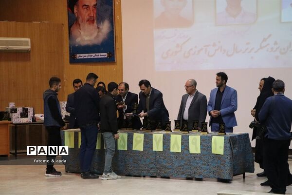 مراسم تقدیر ازدانش‌آموزان برگزیده مسابقات علمی پژوهشی کشوری شهرستان جهرم