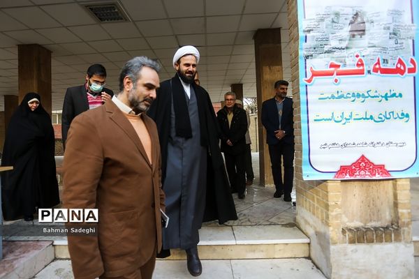 مراسم نواختن زنگ انقلاب دردبیرستان شاهد شهدای هفتم تیر