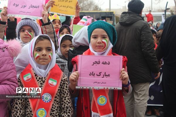 گلبانگ زنگ انقلاب در شهرستان گلبهار