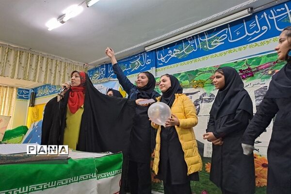 برگزاری جشن‌های دهه فجر در دبیرستان 13 آبان ناحیه یک کرج