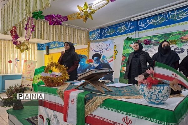 برگزاری جشن‌های دهه فجر در دبیرستان 13 آبان ناحیه یک کرج
