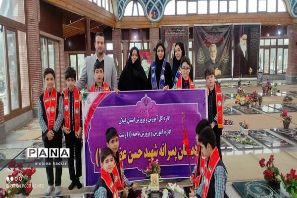 گلباران و عطرافشانی مزار شهدای رشت به مناسبت دهه فجر