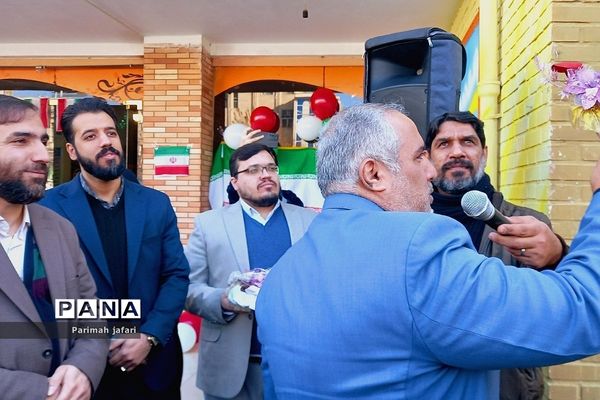 گرامیداشت دهه فجر و نواختن زنگ انقلاب در دبیرستان شهید زهره‌وند شهرستان قرچک