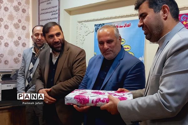 گرامیداشت دهه فجر و نواختن زنگ انقلاب در دبیرستان شهید زهره‌وند شهرستان قرچک