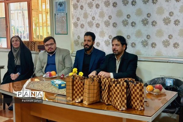 گرامیداشت دهه فجر و نواختن زنگ انقلاب در دبیرستان شهید زهره‌وند شهرستان قرچک