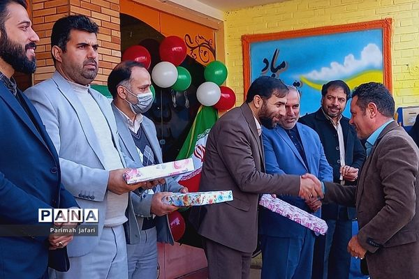 گرامیداشت دهه فجر و نواختن زنگ انقلاب در دبیرستان شهید زهره‌وند شهرستان قرچک