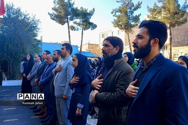 گرامیداشت دهه فجر و نواختن زنگ انقلاب در دبیرستان شهید زهره‌وند شهرستان قرچک