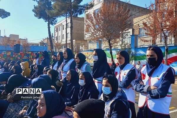 گرامیداشت دهه فجر و نواختن زنگ انقلاب در دبیرستان شهید زهره‌وند شهرستان قرچک